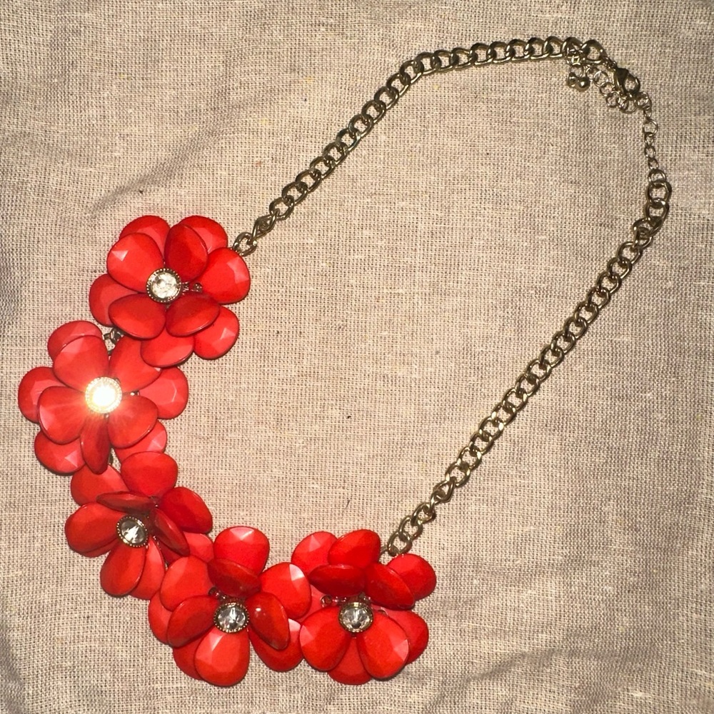 Red flower necklace. So cute!